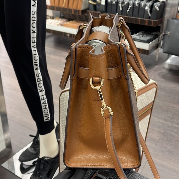 MICHAEL KORS 
Hamilton Medium Logo Satchel
Brown Signature
NWT - Picture 4 of 16